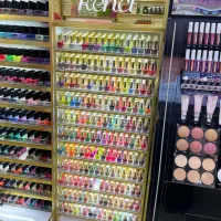 فروشنده مغازه لوازم ارایشی