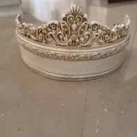 تاج بالای تخت و یک جفت پرده تور شیک حاشیه دار