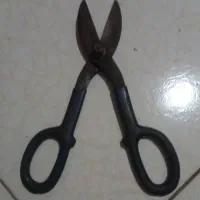 یک عدد قیچی ورق بر دسته عینکی