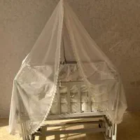 تخت کنار مادر