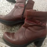 تعدادی پوتین و کفش  هرکدام صدهزار