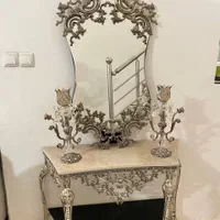 آینه و شمعدان و میز