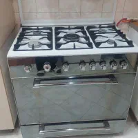 اجاق گاز پنج شعله فردار تمیز و سالم.