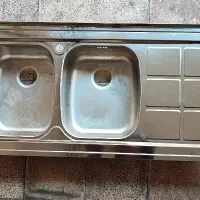سینک ظرفشویی و درب سرویس و حمام