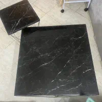 میز سنگی مشکی با رگ های سفید