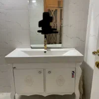 روشویی و‌سینک دستشویی همراه با آینه