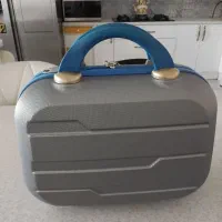 کیف لوازم ارایشش و وسایل شخصی