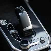 ری را صفر کیلومتر ۱۴۰۴ سفید|خودرو سواری و وانت|مشهد, کوه سنگی|دیوار