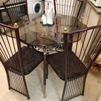 میز و صندلی آشپزخانه و مقداری وسایل منزل