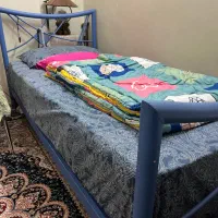 تخت فلزی بسیار محکم با رنگ کوره ای آبی