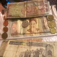 تعدادی سکه و‌اسکناس قدیم