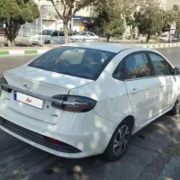 کی ام سی ایگل سفید