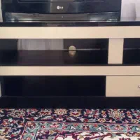 تلویزیون همراه با میز تلویزیون