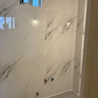 ماربل شیت سرویس بهداشتی بازسازی سرویس دیوار نم زده