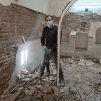 تخریب کاری کاشیکاری  حمام و سرویس تیغه