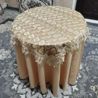 میز خاطره با رومیزی ساتن و گیپور شیک و تمیز