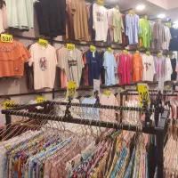 فروشنده ی پوشاک و ادمین فضای مجازی