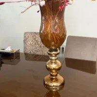 گلدان شیشه ای همراه با گل