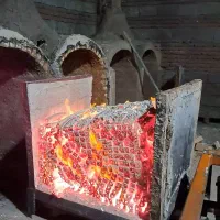 کارگر کارخانه تولید زغال فشرده
