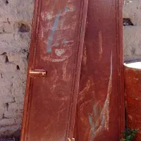 در اهنی قدیمی و یک لوله اهنی