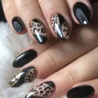 کاشت ناخن و پیرسینگ گوش