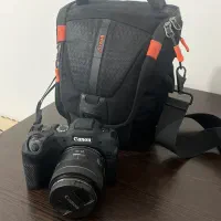 دوربین کنون R8 همراه لنز 24 50 کاملا سالم