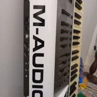 میدی M audio axiom air|پیانو، کیبورد، آکاردئون|پرند, فاز ۳|دیوار