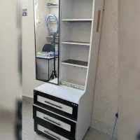 میز آرایش همراه با طبقه و کشو و اینه قدی|مبلمان خانگی و میز عسلی|اصفهان, باغ دریاچه|دیوار