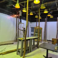 لوسترهای سنتی دست ساز و ویترین فروشگاهی