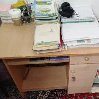 میز تحریر و کامپیوتر