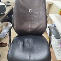 صندلی اداری همراه با میزش ۲ تومان