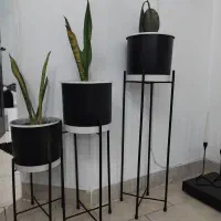 سه عددگلدان فلزی با پایه