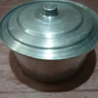 قابلمه رویی بسیار تمیز و سالم مناسب آشپزی .