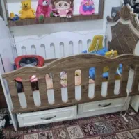 تخت ثابت و گهواره و آسانسوری کنار مادر