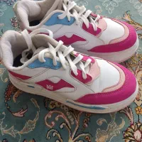 دو جفت کفش یکی اسپرت و یکی جیر مخمل سبز