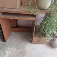 میز و کتابخانه