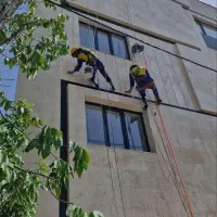 کار در ارتفاع با طناب شست و شوی نما پیچ و رولپلاک