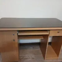 میز تحریر و کامپیوتر