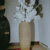 گلدان شیشه ای و چهارشاخه شکوفه