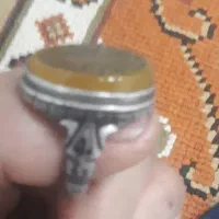 گیتار با یک عدد انگشتر