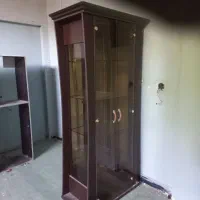 بوفه و یک قفسه روی دیوار