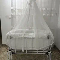 گهواره کنار مادر