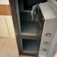 مقداری وسایل به فروش می‌رسد