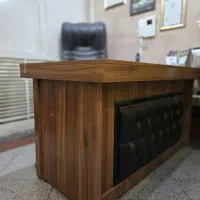 میز‌ مدیریتی‌ جلو‌ چرمی