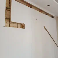 کارگر جهت کنده کاری دیوار مسلط به کار با هیلتی سبک