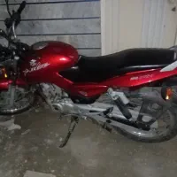 یک موتور سیکلت تمیز و سالم