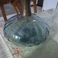 آباژور رومیزی و گلدان و میز چوبی طلایی|چراغ خواب و آباژور|تهران, تختی|دیوار