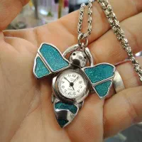ساعت زنبوری ژاپنی روی کار مینا