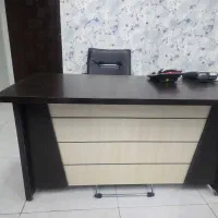 میز اداری و کامپیوتر