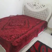 تخت دو نفره سفید با کنار تختی